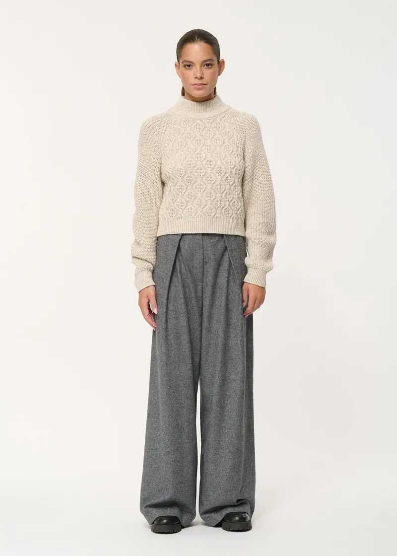 Pull beige à petites torsades col montant