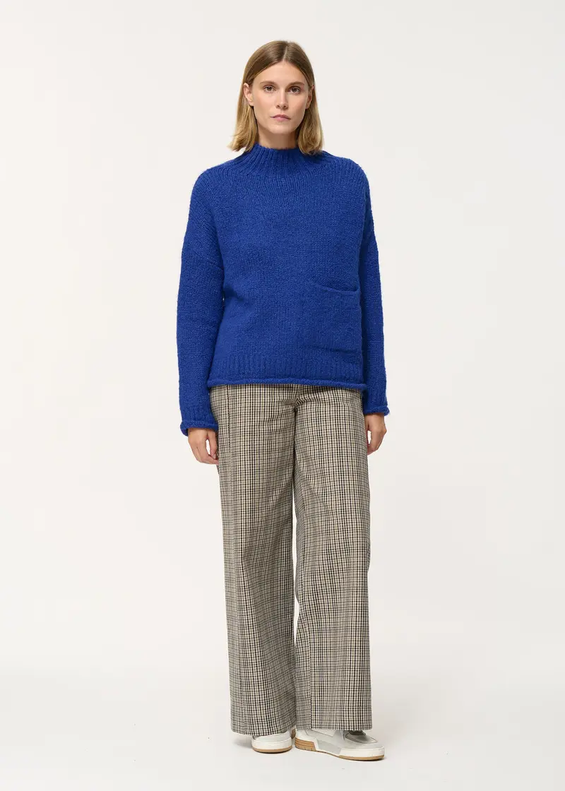 Pull bleu roi oversize en maille mousseuse col montant