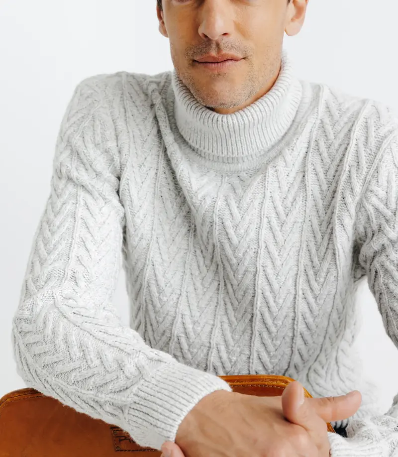 Pull col roulé torsadé gris