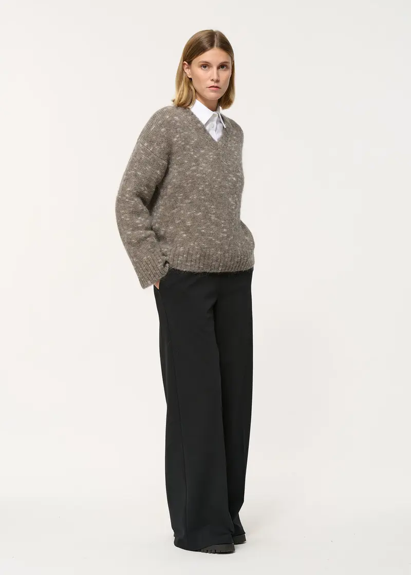 Pull droit taupe en maille mouchetée encolure V