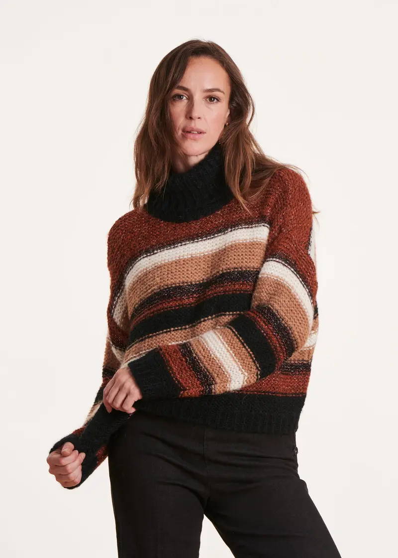 Pull marron à larges rayures et col roulé