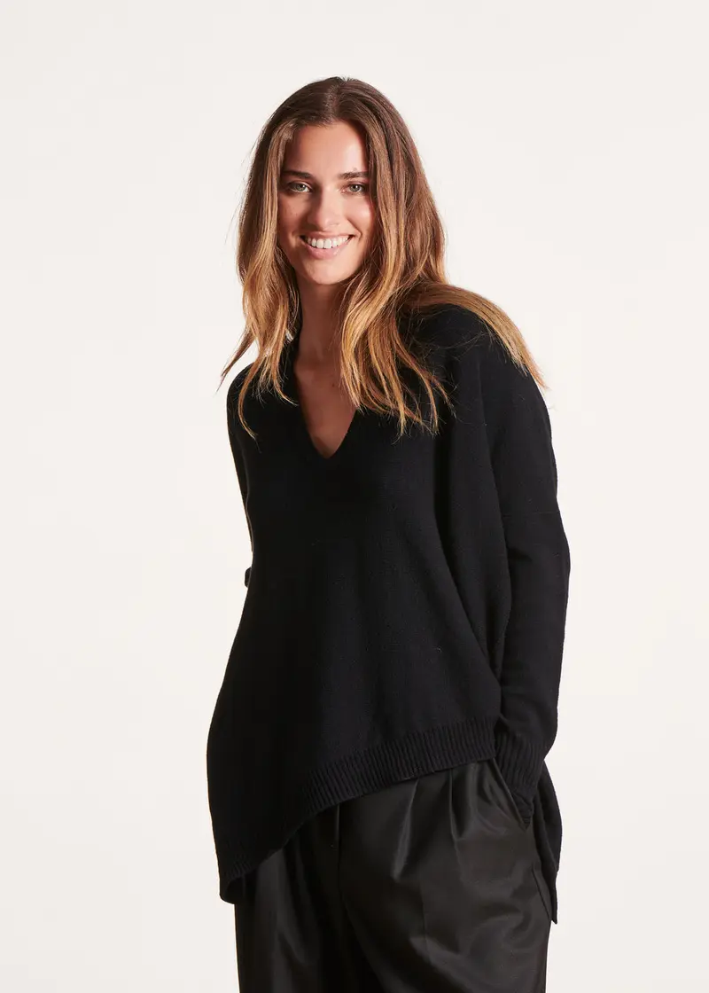 Pull noir oversize asymétrique en maille fine