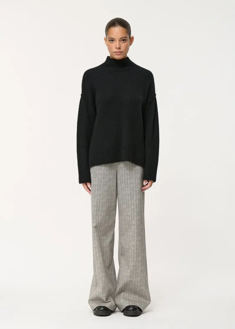 Pull noir oversize col montant en laine et mohair