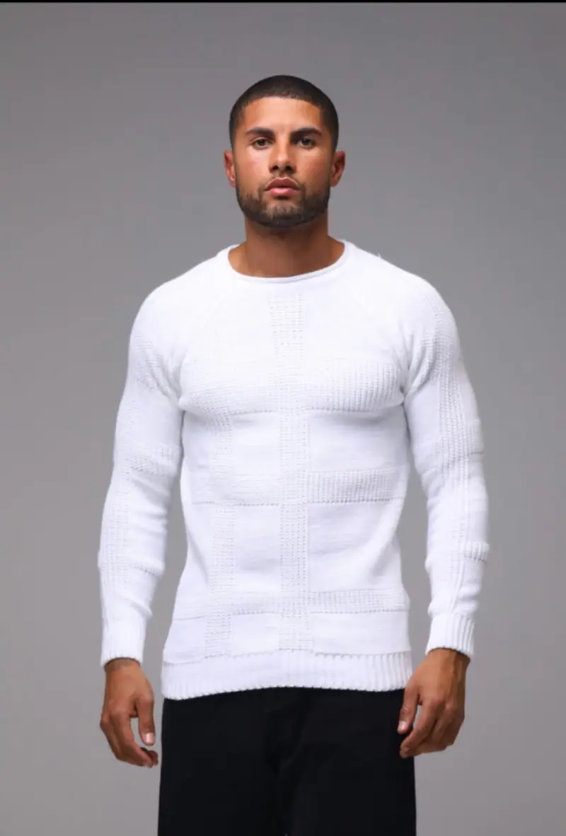 Pull style classique blanc à reliefs col rond