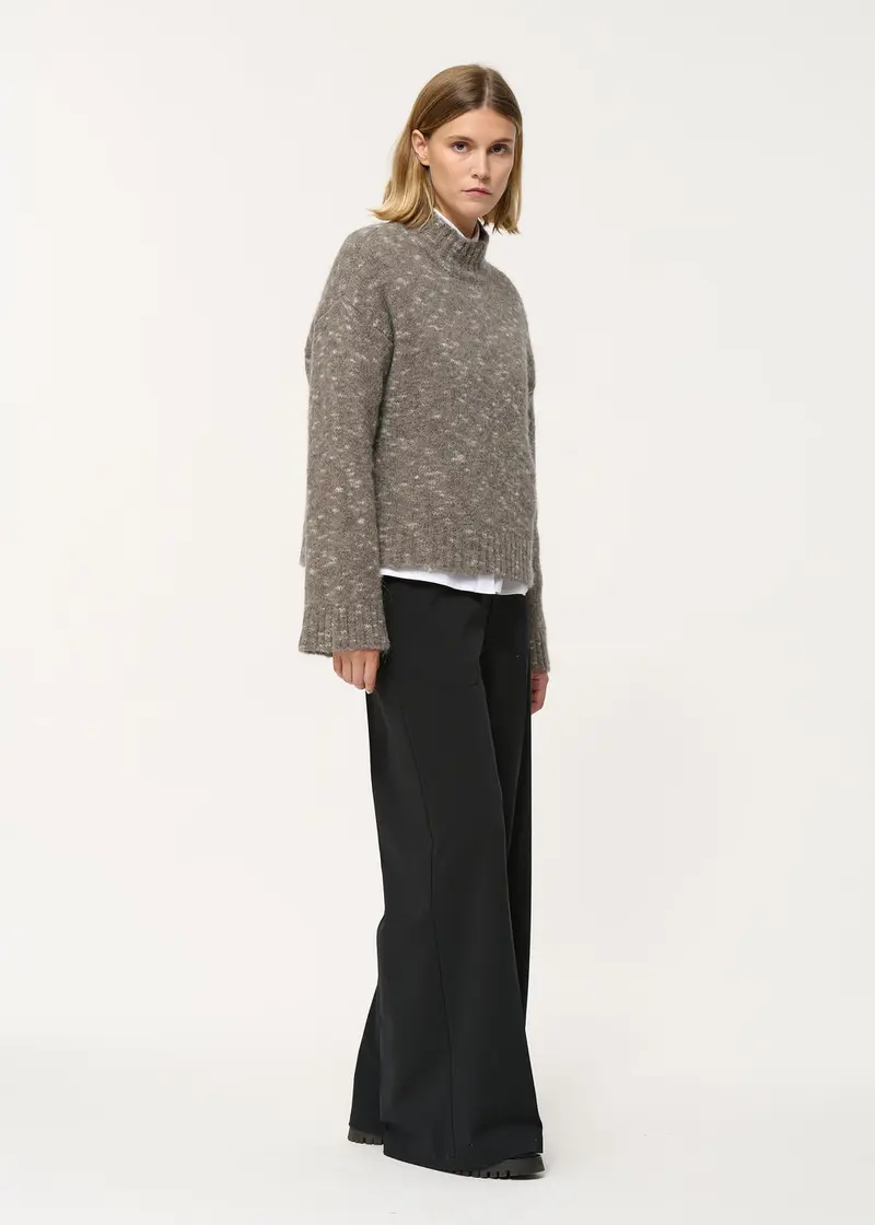 Pull taupe col montant et encolure V milieu de dos