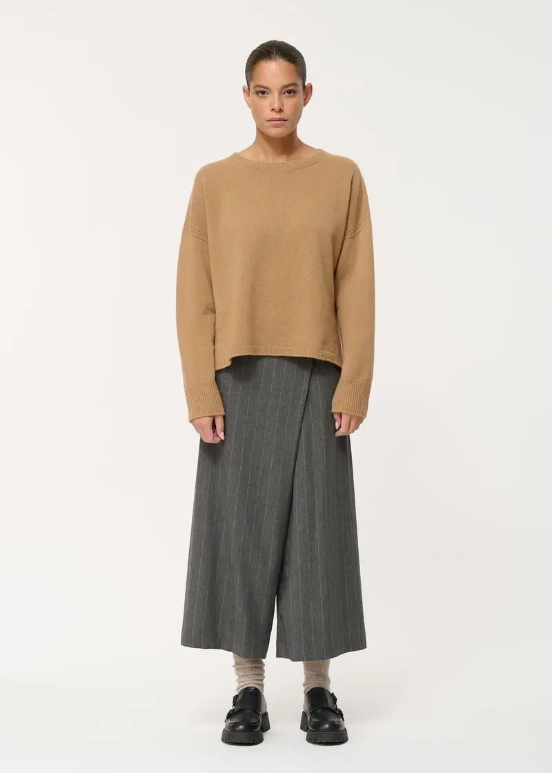 Pull taupe droit en laine fine