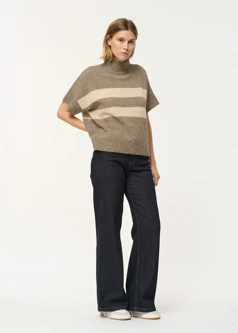Pull taupe manches courtes à larges rayures