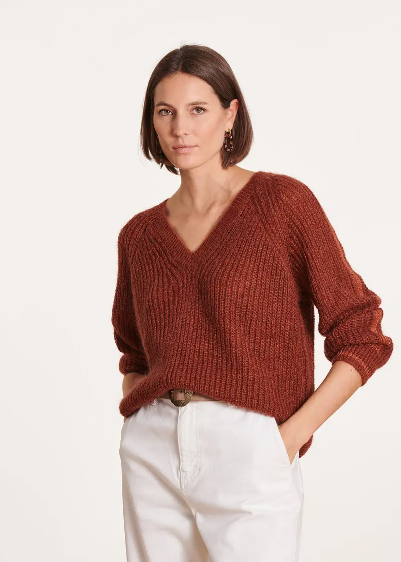 Pull terracotta encolure V avec maille irisée