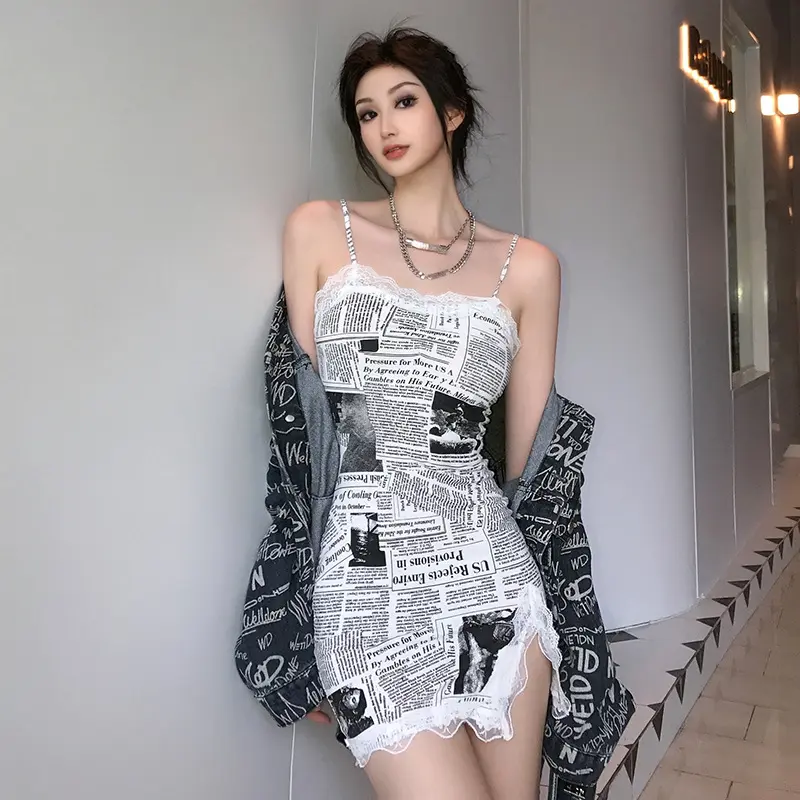 Robe courte à bretelles, imprimé journal et dentelle
