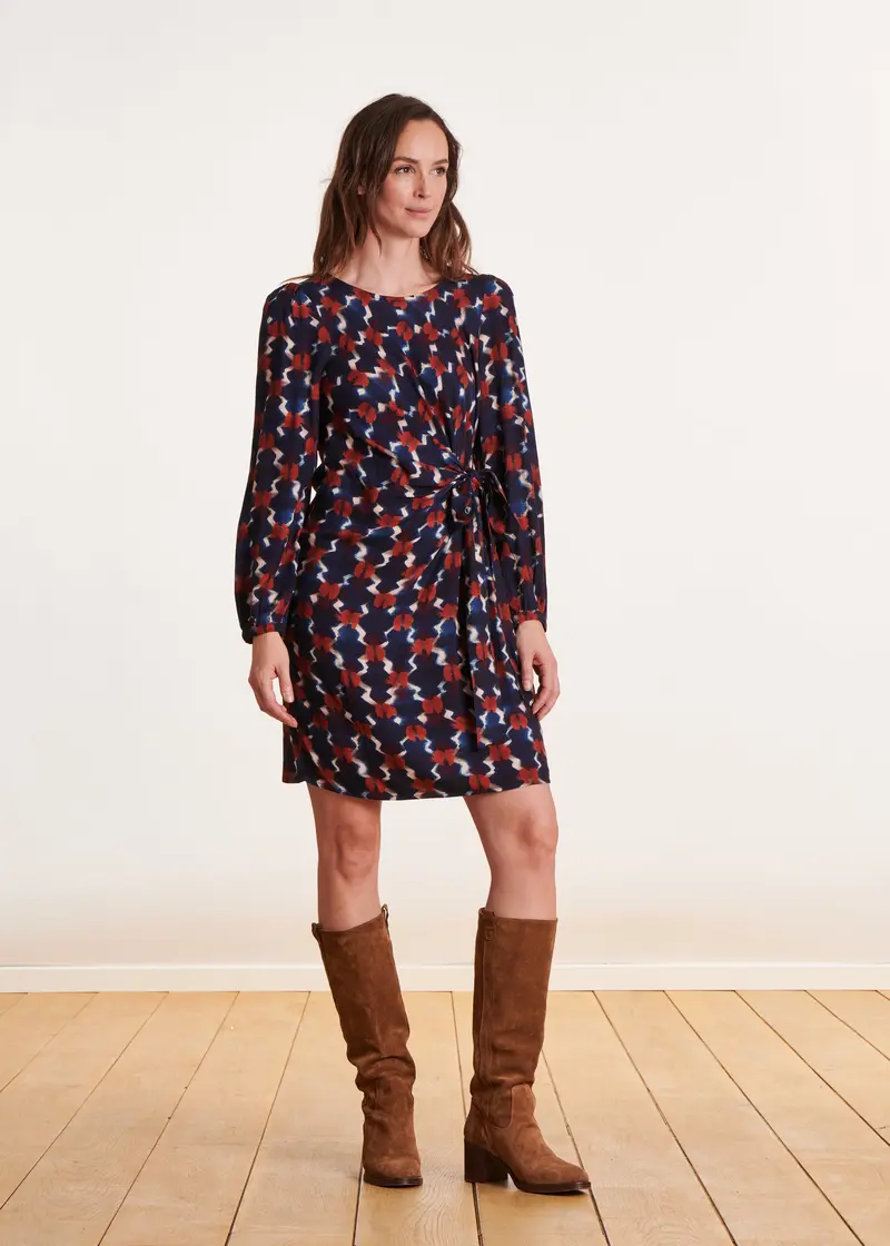 Robe courte cintrée drapée à imprimé bleu et rouge