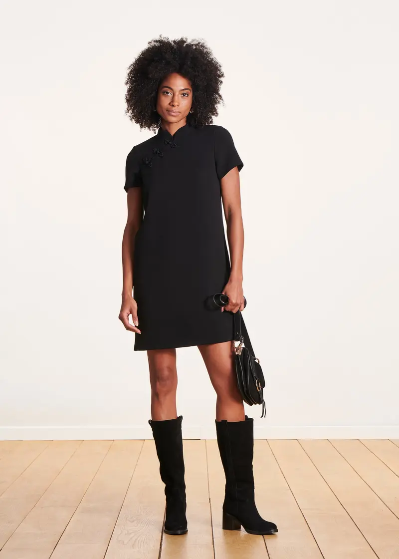 Robe courte évasée noire manches courtes col mao