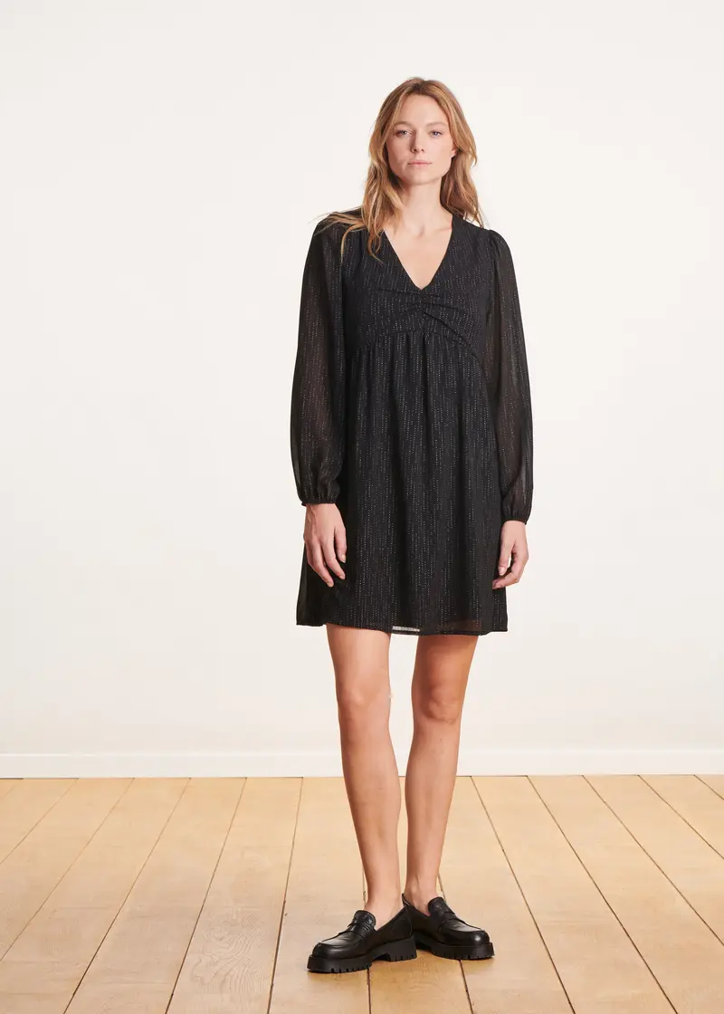 Robe courte noire en voile irisé encolure V