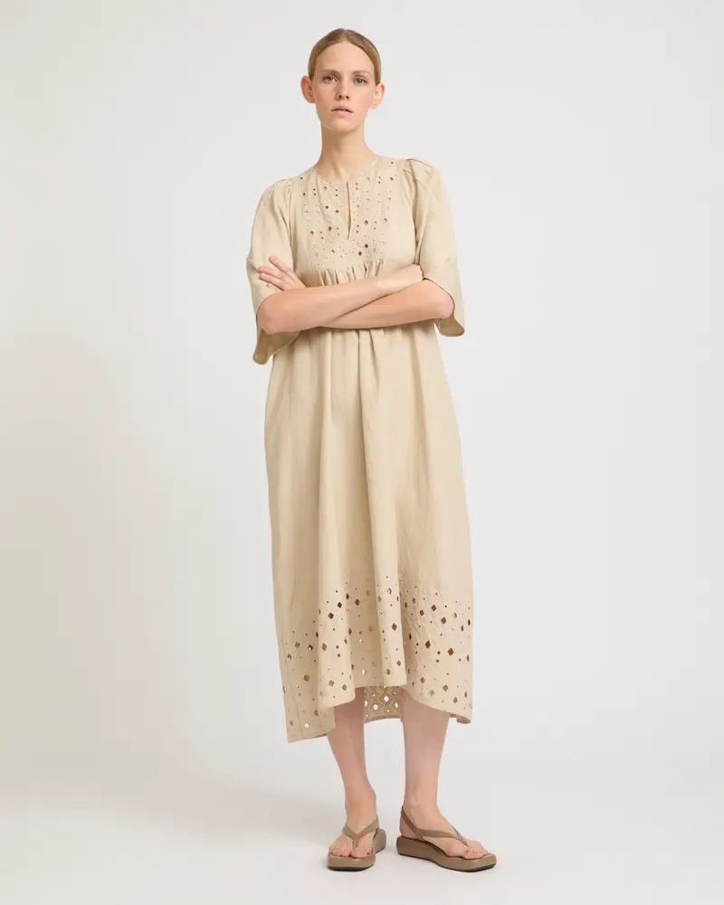 Robe fluide en lin brodé