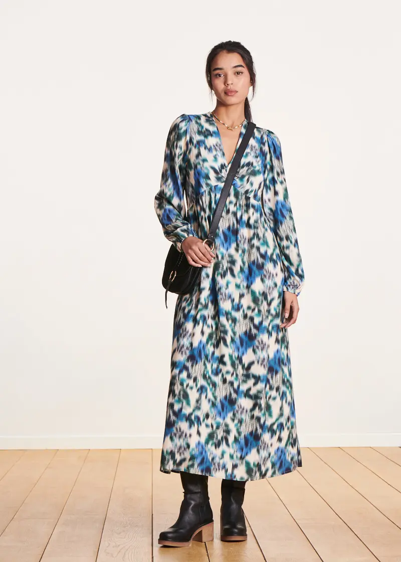 Robe longue encolure V à imprimé blanc et bleu