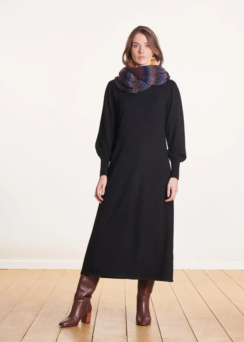 Robe mi-longue en maille noire manches longues