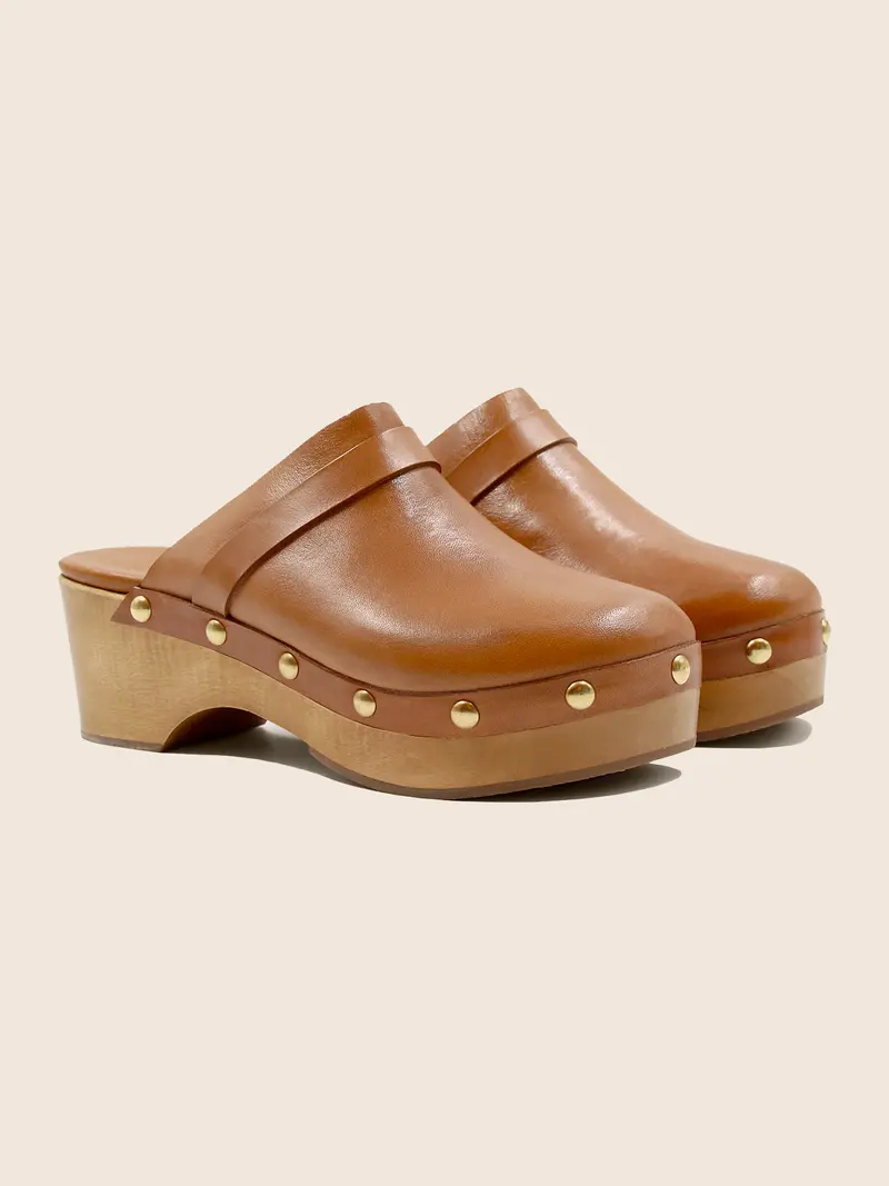 Sabots bois clous cuir cognac