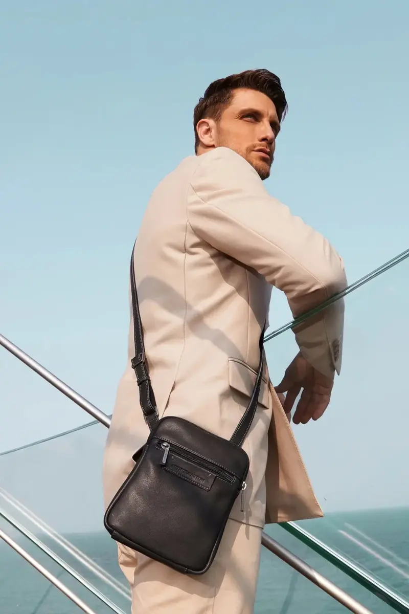 Sac bandoulière plat en cuir Johany – format compact homme | Arthur & Aston