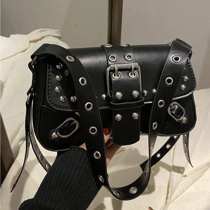 Sac épaule femme noir rétro en simili cuir, clous et boucle
