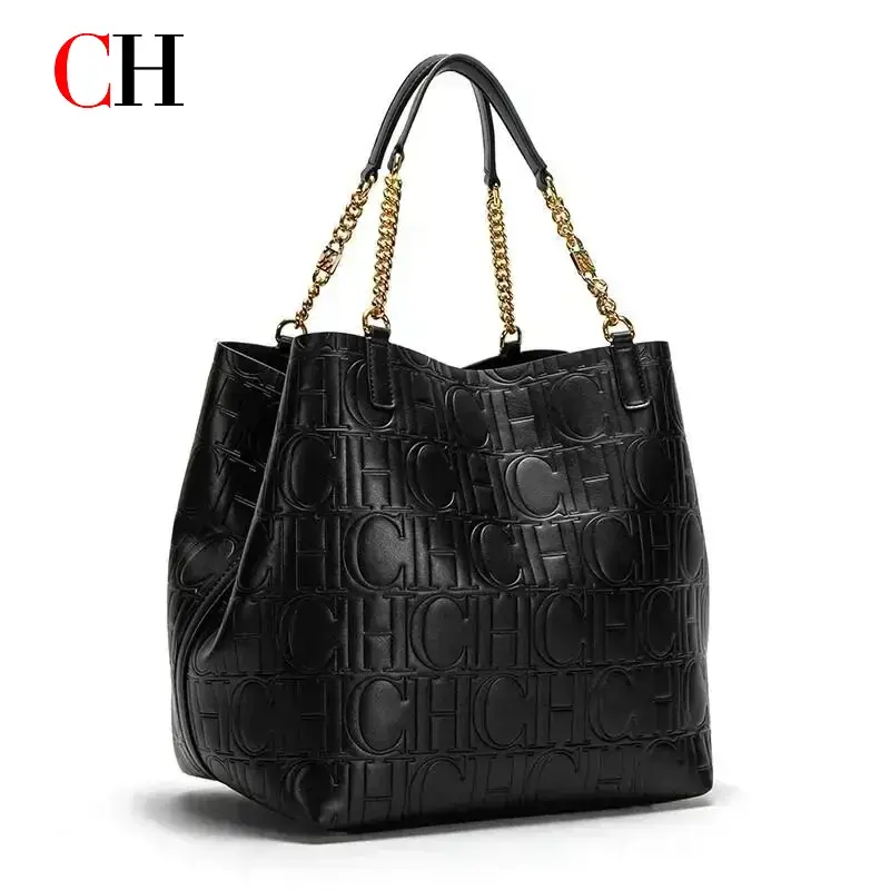 Sac fourre-tout CH avec logo en relief, intérieur spacieux, accent chaîne, poignée supérieure, idéal pour les sorties quotidiennes et les voyages de week-end