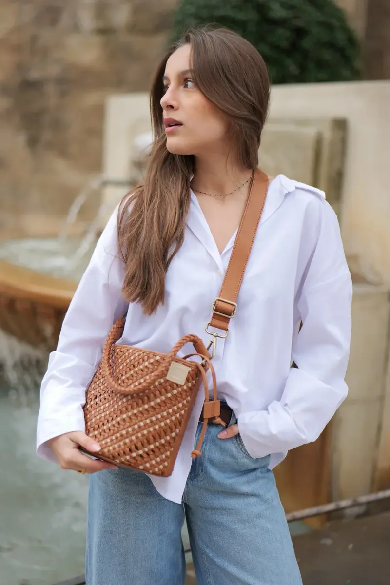 Sac seau Biba Selma en cuir tressé camel et beige