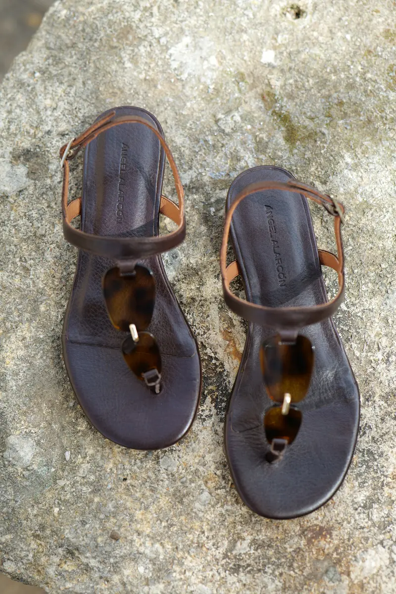Sandales femme cuir marron – Bride cheville détail écaille – Ángel Alarcón