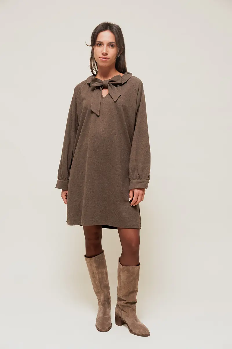SORAYAE - Robe Courte en Maille Sweat Marron à Col Lavallière