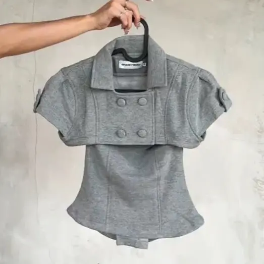 Veste femme grise à double boutonnage – Col à revers et manches trois-quarts