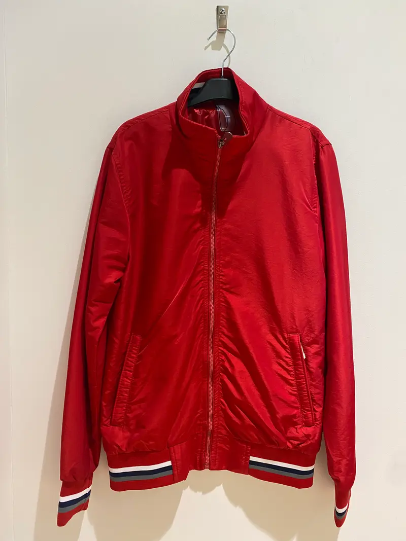 Veste rouge universitaire